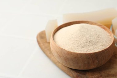 Ev yapımı agar jöle küpleri ve beyaz fayanslı masada toz, yakın plan. Metin için boşluk