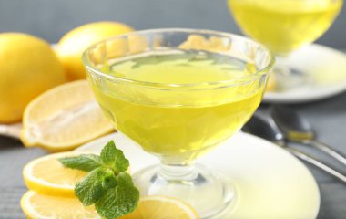 Gri ahşap masada naneli limon reçeli, yakın plan.