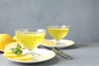 Gri ahşap masada naneli limon reçeli. Metin için boşluk