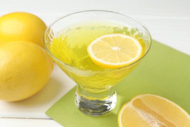 Beyaz ahşap masada lezzetli limon jölesi, yakın plan.