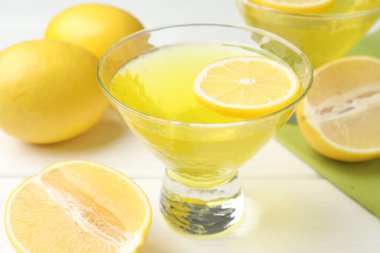 Beyaz ahşap masada lezzetli limon jölesi, yakın plan.