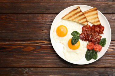 Ahşap masada servis edilen omlet ve pastırmayla nefis bir kahvaltı. Metin için boşluk