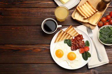 Tahta masada servis edilen yağda yumurta ve pastırmayla nefis bir kahvaltı. Metin için boşluk