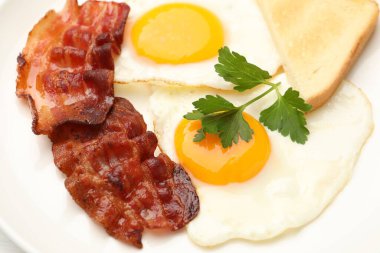 Beyaz masada servis edilen omlet ve pastırmalı leziz kahvaltı.