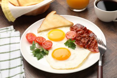 Yağda yumurta ve pastırma ile nefis bir kahvaltı, ahşap masada servis edilir, yakın plan.
