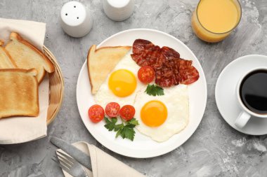 Yağda yumurta ve pastırmayla nefis bir kahvaltı. Dokuma masasında servis ediliyor.