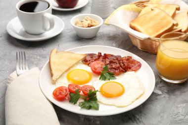 Yağda yumurta ve domuz pastırmalı lezzetli kahvaltı.