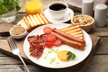 Yağda yumurta, sosis ve domuz pastırması ile nefis bir kahvaltı.