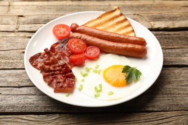 Yağda yumurta, sosis ve domuz pastırması ile nefis bir kahvaltı.