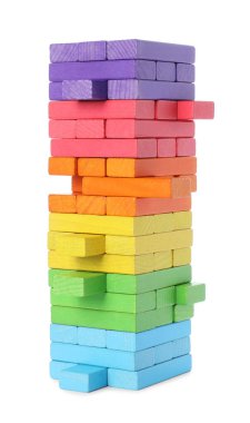 Beyaz üzerine izole edilmiş ahşap bloklardan yapılmış renkli kule