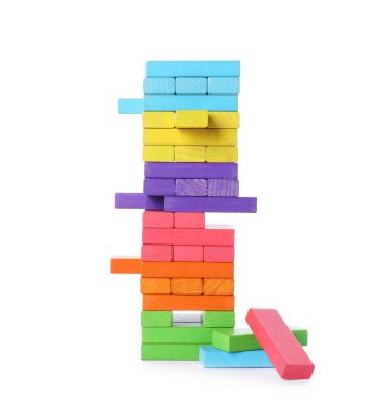 Beyaz üzerine izole edilmiş ahşap bloklardan yapılmış renkli kule