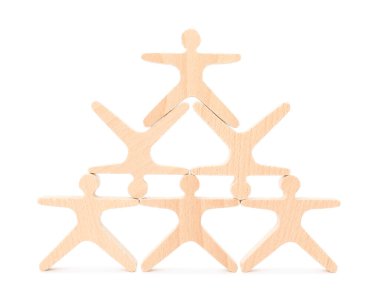 Tahta istiflenmiş akrobatlar beyazda izole edilmiş. Dengeleme oyunu