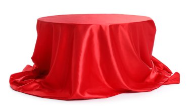 Beyaz üzerine izole edilmiş şık kırmızı ipek kumaşlı masa
