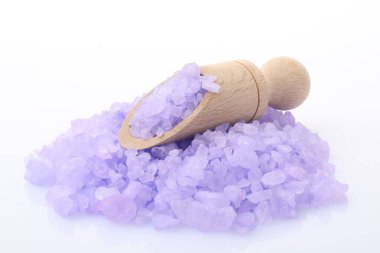 Tahta kepçedeki mor deniz tuzu beyaza izole edilmiş.