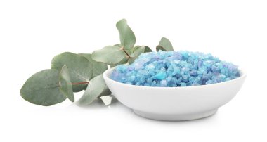 Kasede mavi deniz tuzu ve beyaza izole edilmiş okaliptüs dalları.