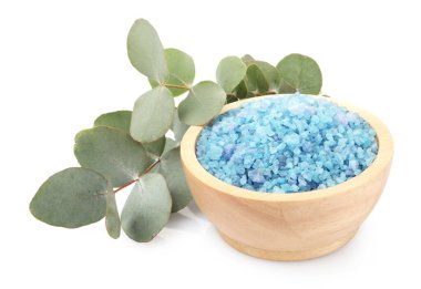 Kasede mavi deniz tuzu ve beyaza izole edilmiş okaliptüs dalları.