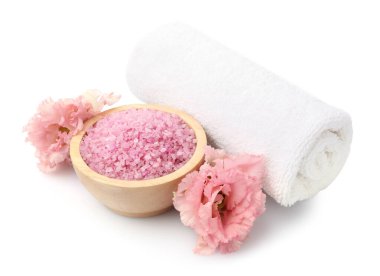 Kasede pembe deniz tuzu, havlu ve çiçekler beyaza izole edilmiş.