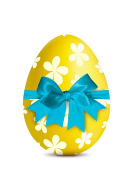 Sarı Paskalya yumurtası, deseni ve yayı beyaza izole edilmiş.