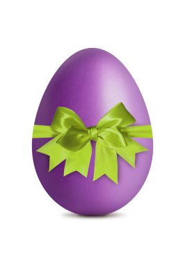 Mor Paskalya yumurtası, beyaz yay ile izole edilmiş.