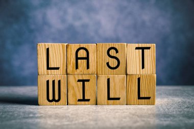 Son vasiyet. Masanın üzerinde harfler olan tahta küplerden yapılmış kelimeler.