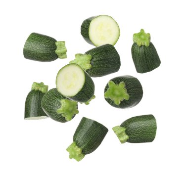 Kabak parçaları beyaz arka plana düşüyor. Taze sebze.