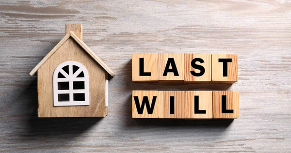 Son Vasiyetnameler küplerden yapıldı ve ahşap masa üzerinde ev modeli, üst manzara. Pankart tasarımı