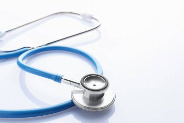 Beyaz arka planda bir steteskop, yakın plan. Metin için boşluk