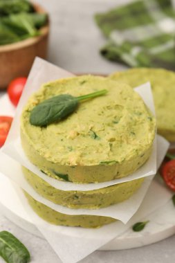 Pişmemiş nohut köfteleri, masada ıspanak, yakın plan.