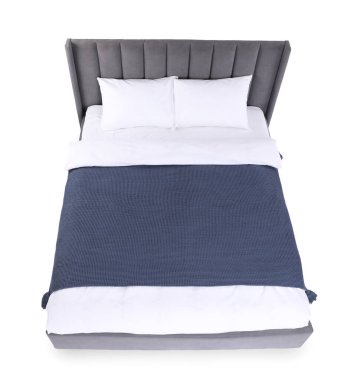 Temiz çarşafları olan büyük bir yatak, beyazın üstünde, manzaranın üstünde.