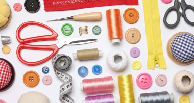 Beyaz arka planda farklı dikiş malzemeleri var.