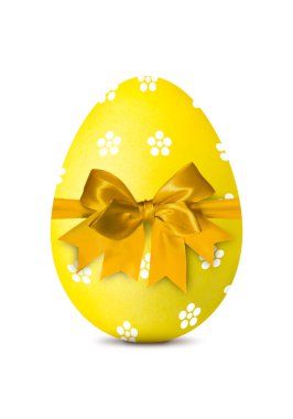 Sarı Paskalya yumurtası, deseni ve yayı beyaza izole edilmiş.