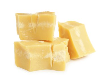 Doğal kakao yağı parçaları beyaza izole edilmiş.