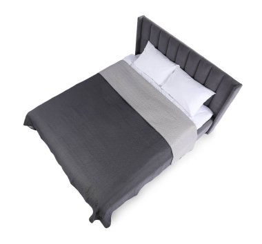 Temiz çarşafları olan büyük bir yatak, beyazın üstünde, manzaranın üstünde.