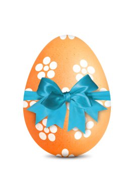 Beyaz üzerine izole edilmiş turuncu Paskalya yumurtası.