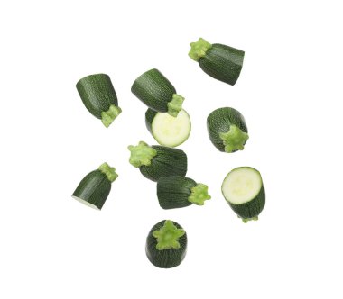 Kabak parçaları beyaz arka plana düşüyor. Taze sebze.