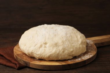 Tahta masada taze maya hamuru, yakın plan.