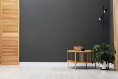 Tasarım için katlanan ekran ile kahve masası arasındaki boşluk. İç tasarım fikri