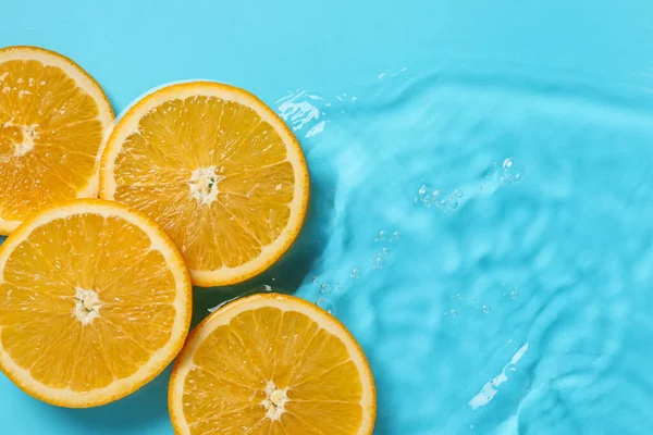 Açık mavi zemin üzerinde portakal dilimleri, düz bir zemin. Metin için boşluk