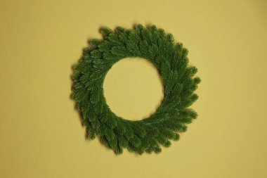 Renkli duvarda güzel bir Noel çelengi