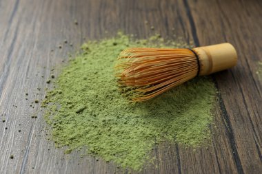 Yeşil kibrit tozu ve bambu çırpısı ahşap masada, yakın plan.