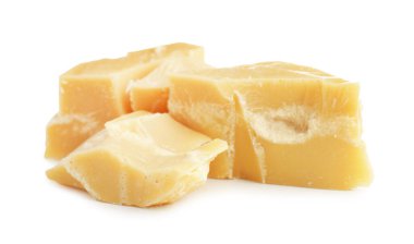 Doğal kakao yağı parçaları beyaza izole edilmiş.