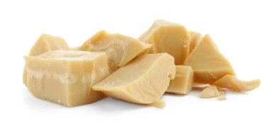 Doğal kakao yağı parçaları beyaza izole edilmiş.