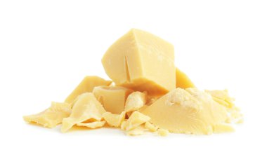 Doğal kakao yağı parçaları beyaza izole edilmiş.