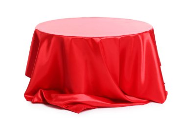 Beyaz üzerine izole edilmiş şık kırmızı ipek kumaşlı masa