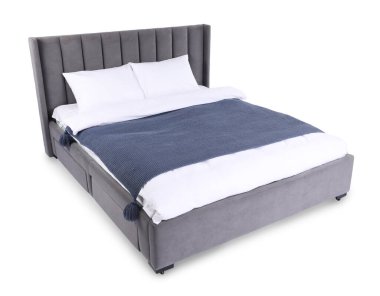 Beyaz çarşaflı büyük bir yatak.