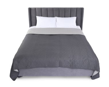 Beyaz çarşaflı büyük bir yatak.