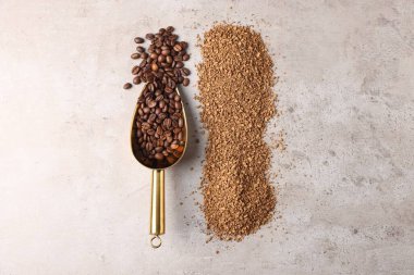 Hazır kahve, fasulye ve kepçe açık gri desenli masa, düz uzanma