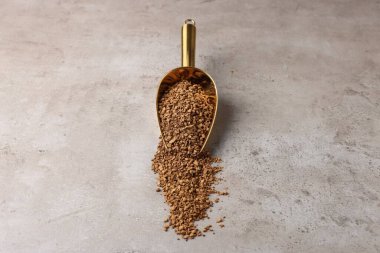 Anında kahve ve metal kepçe gri desenli masa