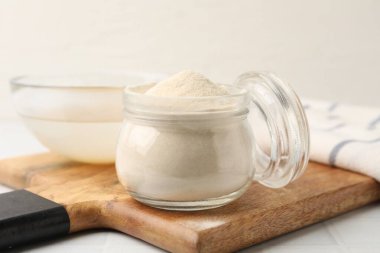 Cam kavanozdaki jelatin tozu, yakın plan.