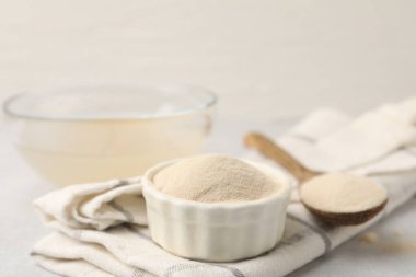 Kasede jelatin tozu, gri masada kaşık, yakın plan.